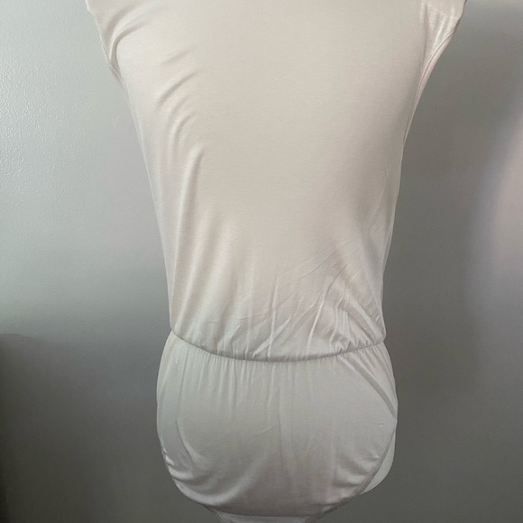 Tobi Low Cut Cap sleeves bodysuit - Picture 3 of 3